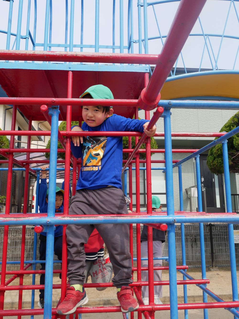 「えんぴつ公園行きたい！！」
みんなの大好きなえんぴつ公園にも♪
雲梯がたくさん出来るようになったり
登るの怖い…と言っていた
ジャングルジムに挑戦したり…
手にマメが出来たり…
運動会前にはリレーごっこもたくさんしたね♡