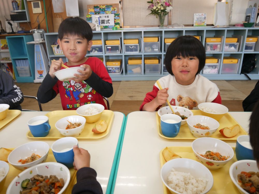 そして門田で最後の給食🍙
本当によく食べるようになったみんな
日々の様子を給食先生が見に来てくれたり
子ども達が食事を楽しめるように毎月
考えてくれる食育活動のおかげで
「苦手だけど食べてみる！！」
「嫌いだったけど好きになった！！」
食育への興味関心がより深まった１年♡