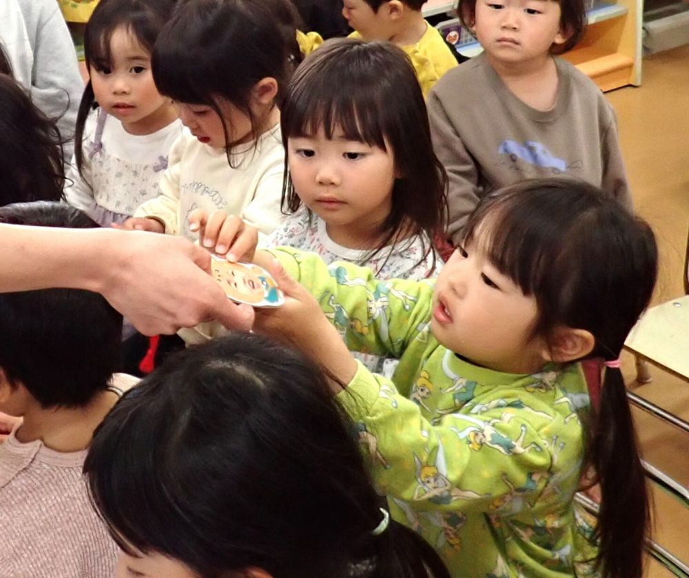 明日から1つ大きいクラスになります✨
「わたしは、リスぐみ💜」

新しい園でも
　エイヤー！エイヤー！とびだそう😀