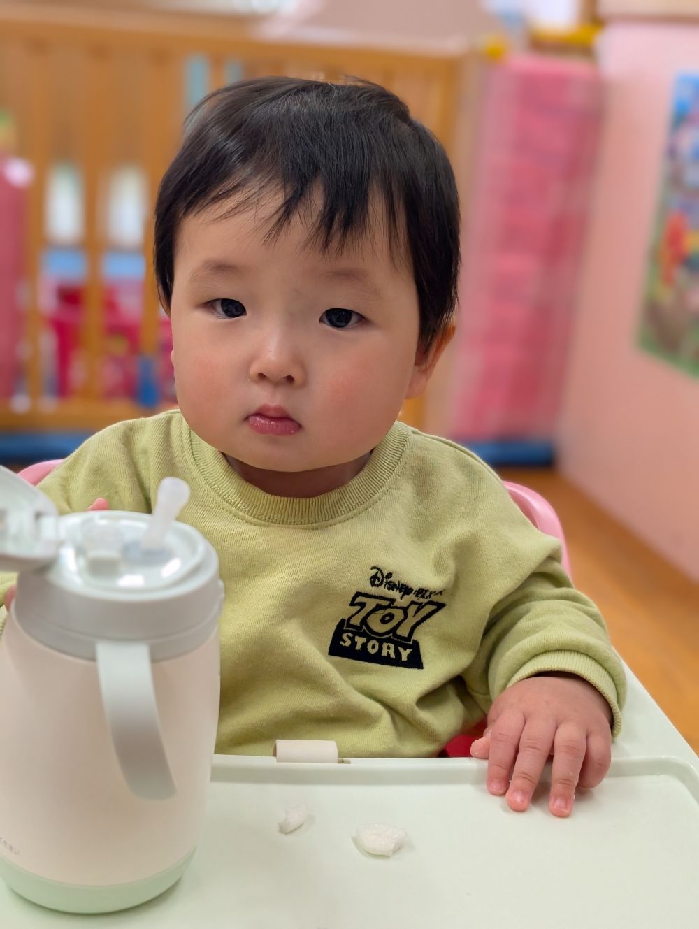 今日からウサギ組さんに
新しいお友だちが入園しました💕

Dくんは、椅子に座って自分でおやつをつまんで食べていたよ♪