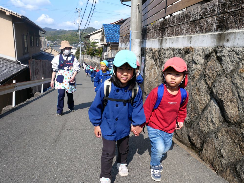 「あと一回寝たらキリン組さん」
進級を楽しみにしていたみんな
ワクワク…ドキドキ…始まりました🌞
たくさん食べて、たくさん遊んで
楽しい事いっぱいの一年にしようね♪

初日はあいにくの雨でしたが
今日はゾウ組さんと手を繋ぎお散歩
お兄ちゃんお姉ちゃんに手を引かれて
歩いていたみんなも今ではしっかり
道路側を歩きゾウさんを守ります♡