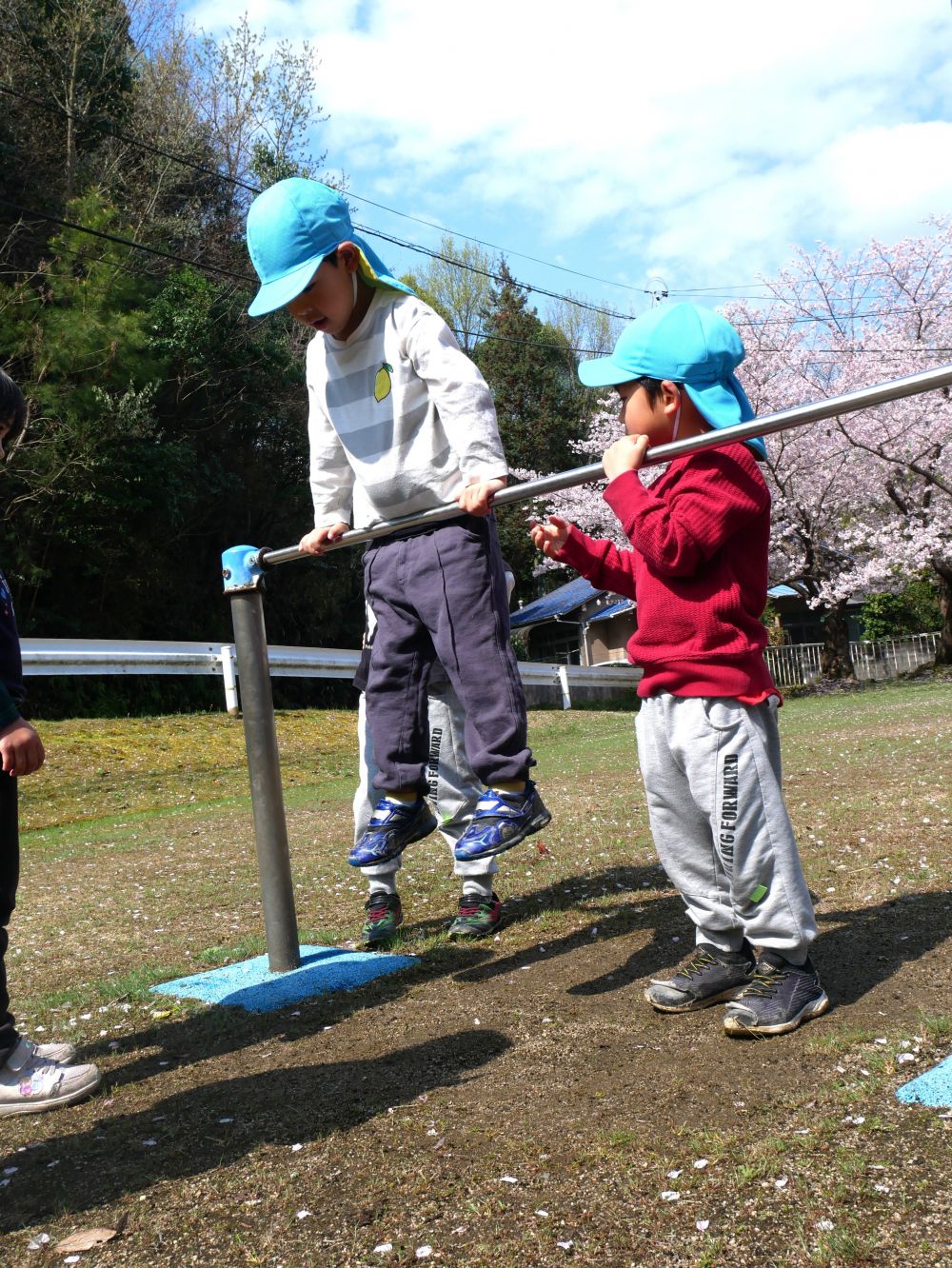 遊具の鉄棒にチャレンジ⭐
「ここ持って、こうやって…」
実践しながら友達に教えてあげるMくん
それを聞いて“やってみる”と挑戦するHくん
いろんなことに挑戦していこうね♡
