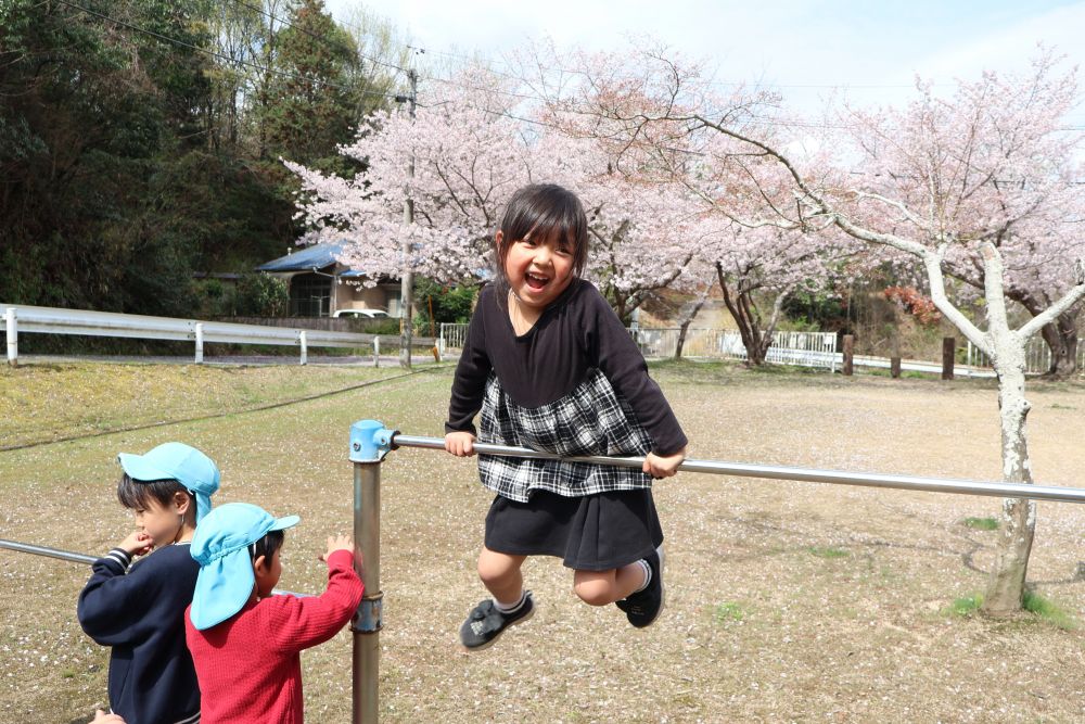 「見て～♡」
楽しそうなところには友達が集まる…
次々鉄棒をくるくる回ります！！
