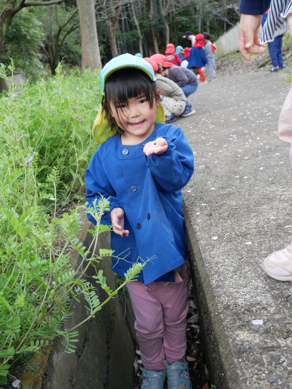 虫探しにも夢中…🐞

「あ！！あそこにおった！！」
大人には絶対入れない細い溝に降りて
ダンゴムシをゲット♡
子ども達は虫取り名人✨
