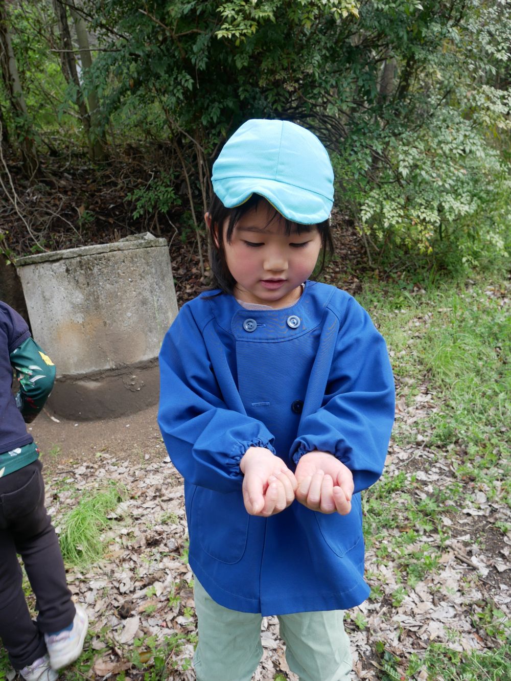 「うわ～くすぐったい…逃げる！！」
片手にはダンゴムシ
片手にはテントウムシを持っているFちゃん
迷いなく捕まえる姿を見てゾウさんもビックリ💡

