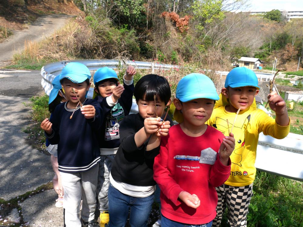 東則末公園の横でつくしを発見💡
みんな夢中でつくしを集める…
「どんな味かな～？」　とSくん
