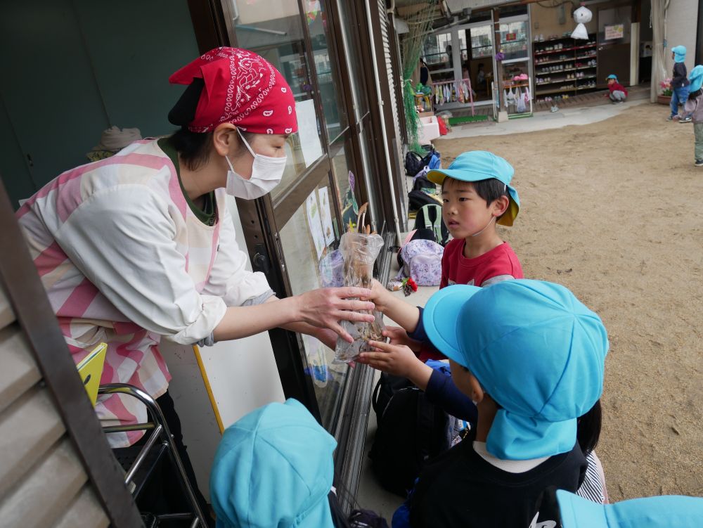 給食先生に「食べれますか？」
と聞き、食べれるようにしてほしい
とお願いしました♡

さあ、このつくしは何になるかな？？
どうなったかは食育レポートを見てください♡