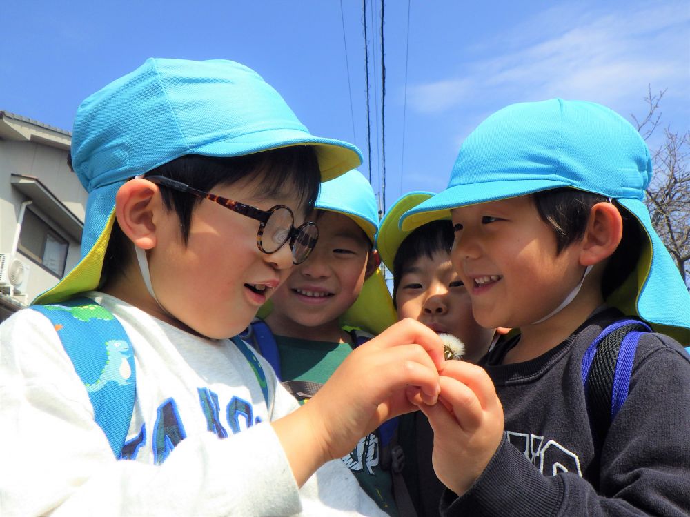 たんぽぽのわたげ見つけた！！
「一緒にふこう～」
「せーの！！ふぅ～！！」
「あれ？とばんねぇ」
なかなか飛ばないわたげに
二人とも顔を見合わせて
笑っちゃいました♡