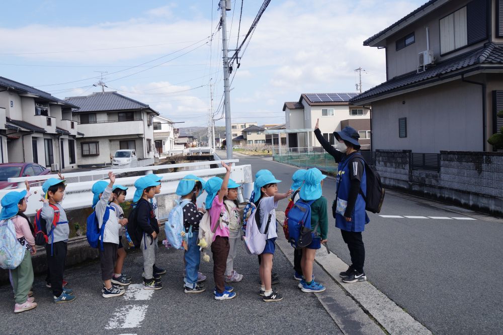 散歩で歩く道中、
公園で、園に帰ってからも、
たくさんの学びが広がっています♡

道路を歩く時に気をつける事！！
車、バイク、自転車、横断歩道の渡り方、
交通ルールもしっかり確認！！

「右見て、左見て～」
「車の音も聞くんよね」
交通安全教室で教えてもらったことを
覚えていたキリン組！！
楽しく春散歩に行けるように
みんなでルールを守ろうね♡