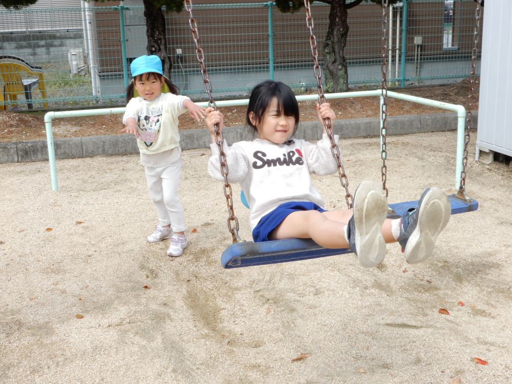 ちょっと高西公園に寄り道♪
「Aちゃ～ん、押して～」
「いいよ～」
「わぁ！！ありがとう♡」
ブランコの動きに合わせながら
力加減もしながら
押してあげるAちゃん♪
乗るだけで楽しいブランコが
さらに楽しくなったね♪
