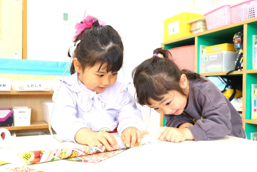 進級してお部屋や園庭が変わり
ドキドキワクワクのゾウ組さん
いろいろな遊びに興味津々☆




「くるくるしてステッキつくろ～♪」
まずはステッキ作り♡
一人で巻くのが難しいと思い・・・
２人で教え合ったり助け合ったりしながら完成☆