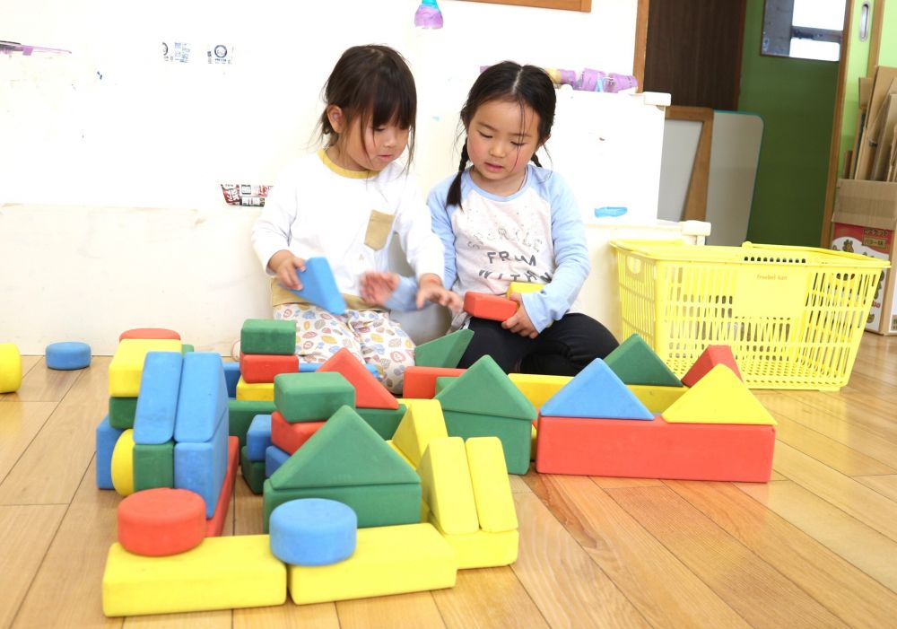 「宇宙のおうちつくろ～」
「ここにお部屋作る？」
ブロックのパーツは色や形がさまざま！
友達と話しながら想像を形に表現し楽しんでいました♡