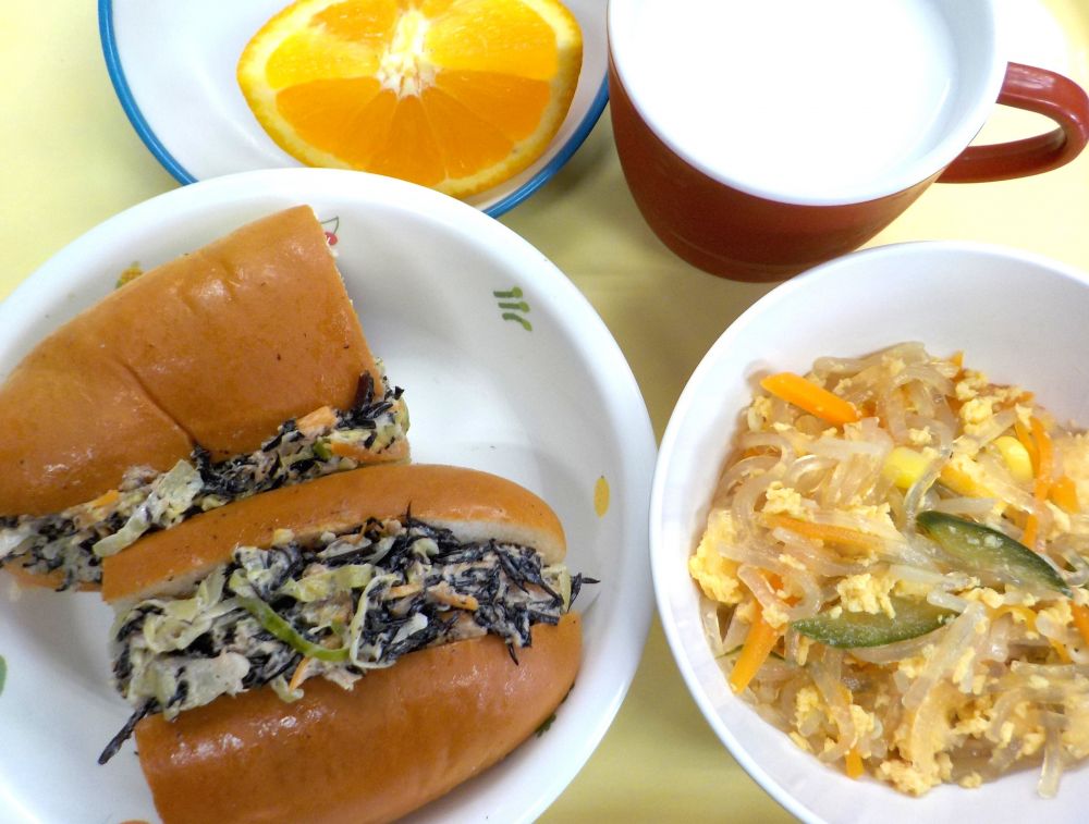 キャベツパン

春雨と炒り卵のサラダ

オレンジ

牛乳