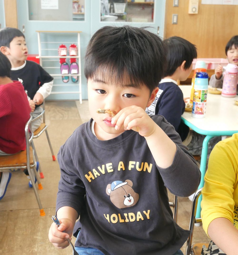 ３時のおやつのおにぎりと一緒に【つくしの天ぷら】にしました♡

「わー美味しそー」
「せんせー、この頭みたいなの食べれるん？？」
「ちょっと苦いよー」

どんな匂いがする？
美味しい匂いがする？

クンクン・・・
