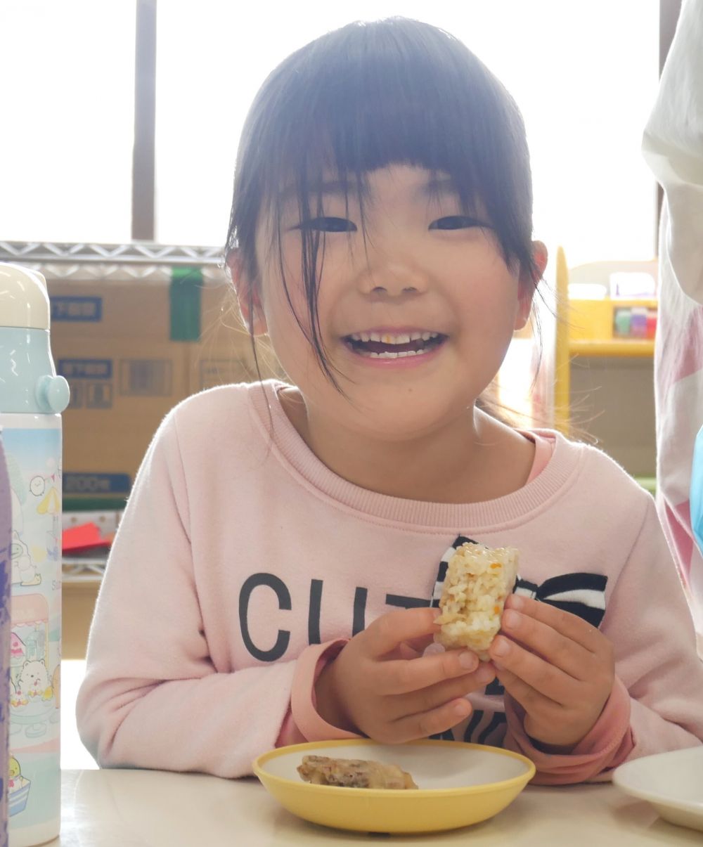 「おいしー♡もう食べたよーおかわりしたいー」
「サクサクしてるー♪」
「まだ食べたい～」

今日は暖かく、春の陽気とともに身近な場所で小さな春の芽吹きをいただきました♡
小さな春、美味しかったね♡