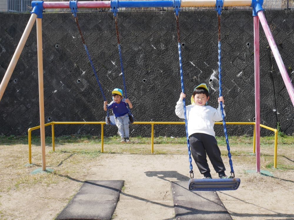 桜がキレイなので
桜土手を通って竜王台の公園まで
遊びに行きました🌸

「先生めっちゃ桜咲いとる！！」
「暑いね～」
春の暖かさを感じてお散歩♪
坂を登って到着！！

早速遊具に走り出す♡
