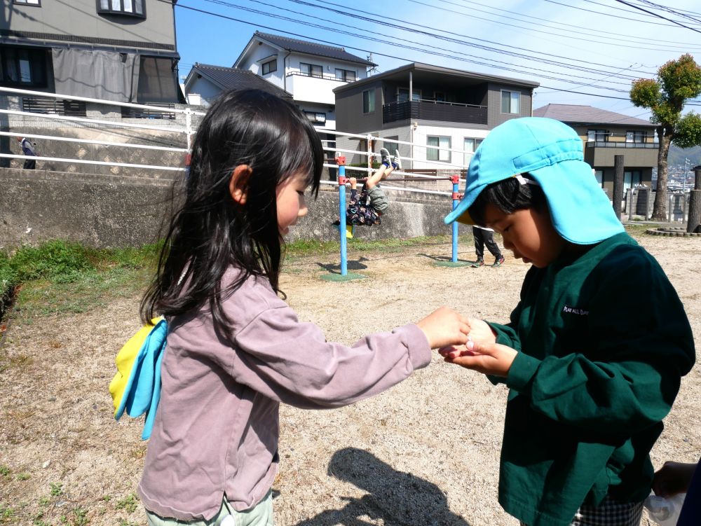 ダンゴムシにテントウムシ
カタツムリを見つけたFちゃん✨
「見せて～！！」　とMくん
春はたくさんの虫との出会いがあり
帰って来てからもみんなで観察を
楽しんでいました♡