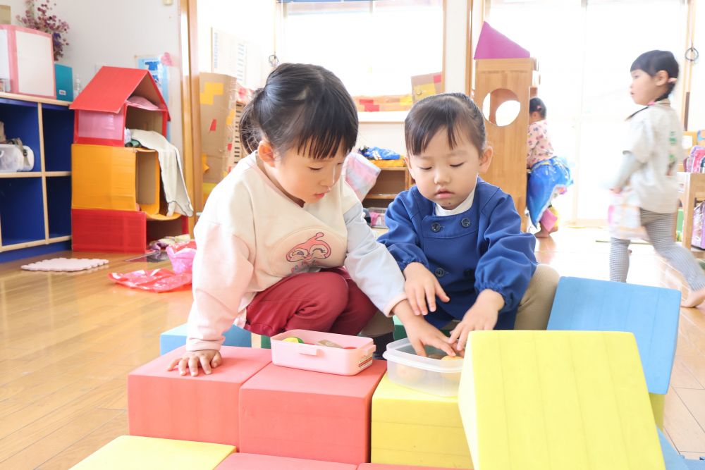 入園・進級おめでとうございます！
新しい環境に不安な表情を浮かべることもありますが、初めてのことに「楽しそう・・・」「やってみたいな・・・」と興味をもつリス組さんです



「ハンバーガーも入れよっか！」
「お弁当できたよ！」
やりとりをしながらままごとを楽しむ二人♡
協力しておいしそうなお弁当が完成しました！