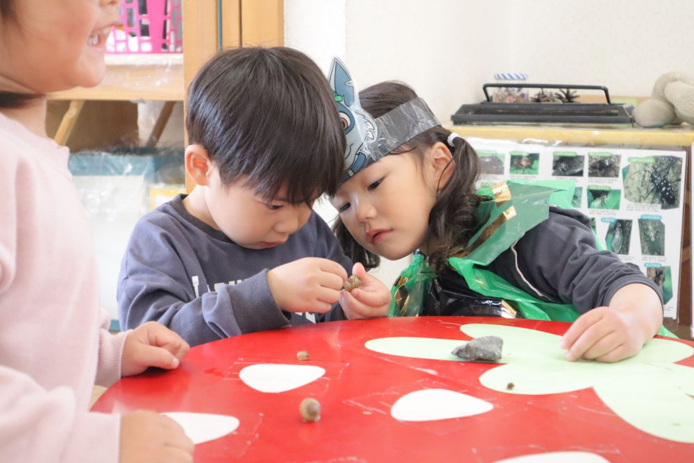 こちらではカタツムリの観察中
ゆっくりとした動きを見逃さないように、じっと見つめる・・・
自然と距離が縮まっていきます