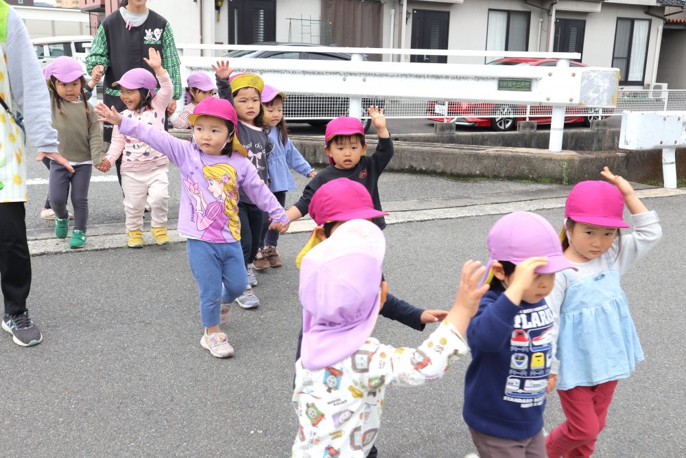 マラソンに向けて、マラソン散歩に出掛けました
道を渡るときには手を挙げる
地域の方には挨拶をする
実際に歩きながら、交通ルールやマナーを学んでいます！！

これから好きなことを見つけて、一緒にたくさん遊ぼうね♪