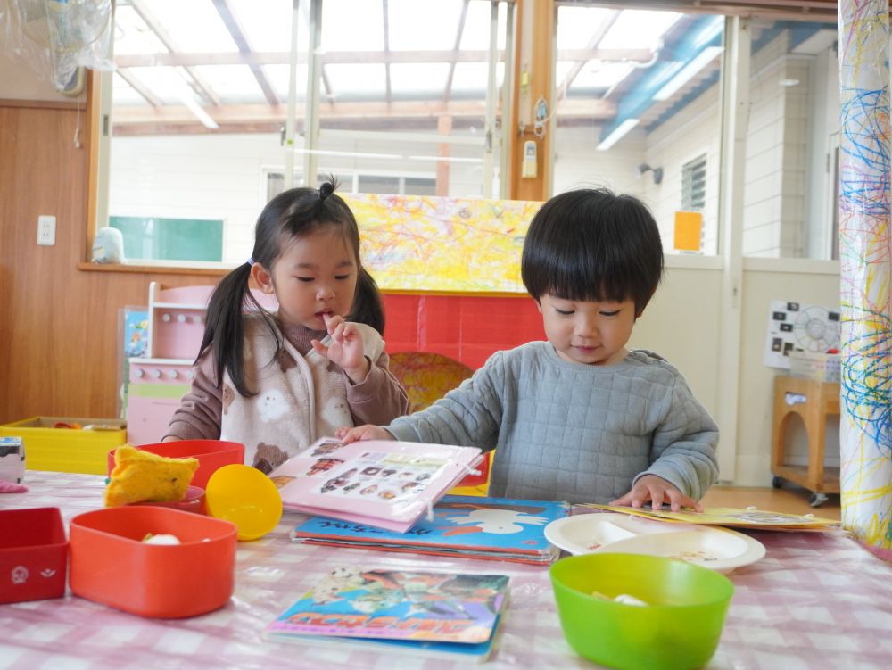 新しい部屋　新しい先生　新しい園庭
ドキドキ・ワクワクで進級したクマ組さん♡
好きな遊びを見つけて楽しむ・・・♡



「なににしますか～？」
「ジュースあるよ～」
メニュー表を見ながらおままごと♡