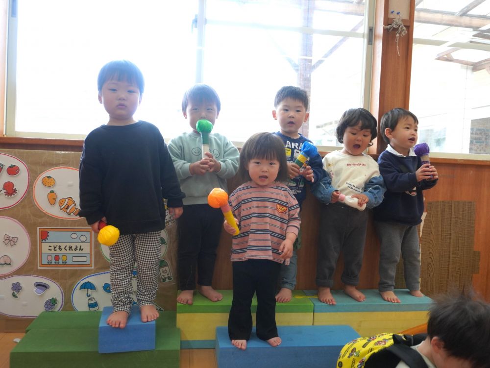 「はしれ！はしれ！はたらくくるま～♪」
ソフトブロックをステージし
マイクを持って大熱唱♡