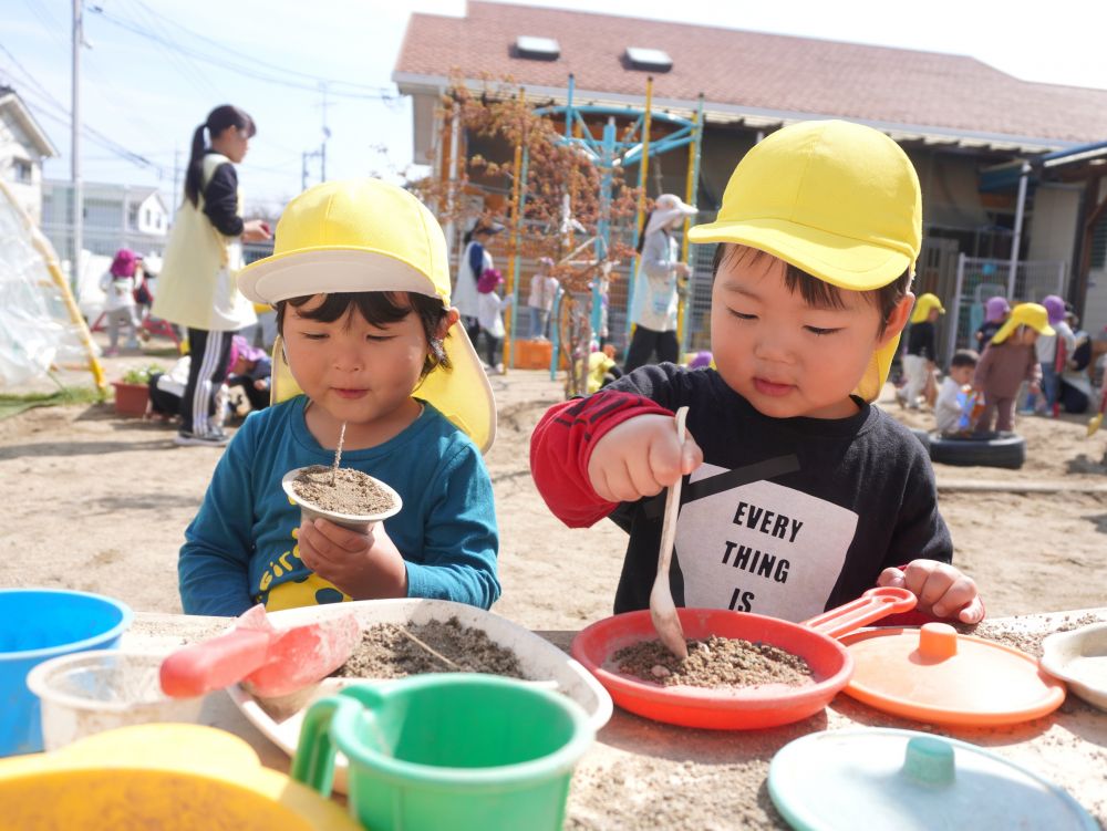 仲良しの友達と
知っている言葉を交わしながら
遊びを楽しんでいます♡



「ごはんできたよー」
「いただきまーす」
「ゴクゴク…　おいしー！」
「もっかいいるー！」
ごはんを作って…食べて…を繰り返す♡