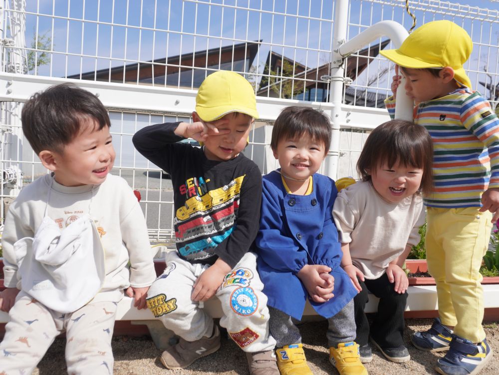 「あついね～」
「あったかいね～」
「おひさまあるね～」
みんなで座って日向ぼっこ♡