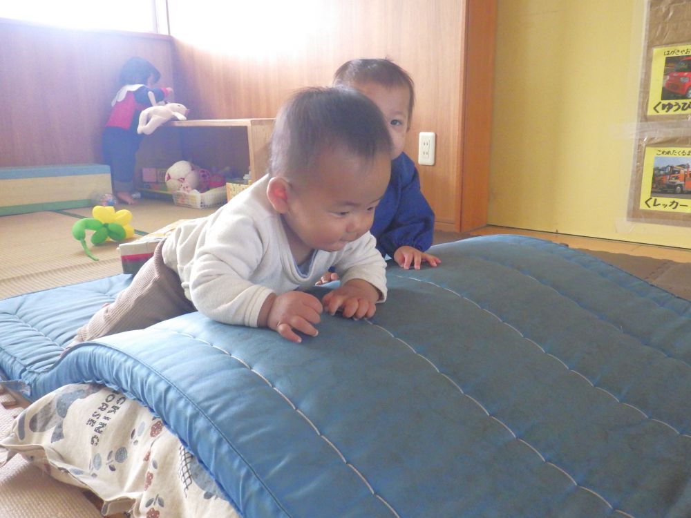 新しい生活に慣れるまでまだまだドキドキはあるけれど、
これなんだろう？・・・と興味を持つ姿、
やってみたい・・・と手を伸ばす姿を大切にしながら、
子どもたちが安心して楽しめるようにしていきたいと思います♡



ほふく前進で動くことを楽しんでいるSくん
マットの山を登ったり降りたりを楽しんでいます♪


