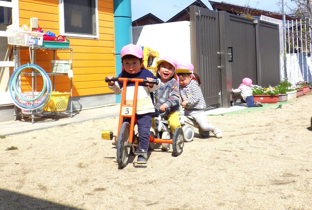友達と一緒が楽しくなってきたヒヨコ組さん
友達の遊びに興味をもち、ちょっと大きな三輪車にも挑戦
みんなで一緒に出発！！
園庭をぐるぐる回って楽しいね♪