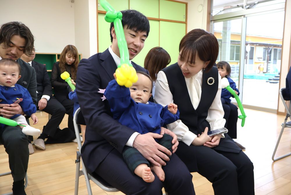 手遊びをしたり、歌を歌ったり…♪
友達や先生と一緒に好きなことを
いっぱい見つけて楽しもうね！