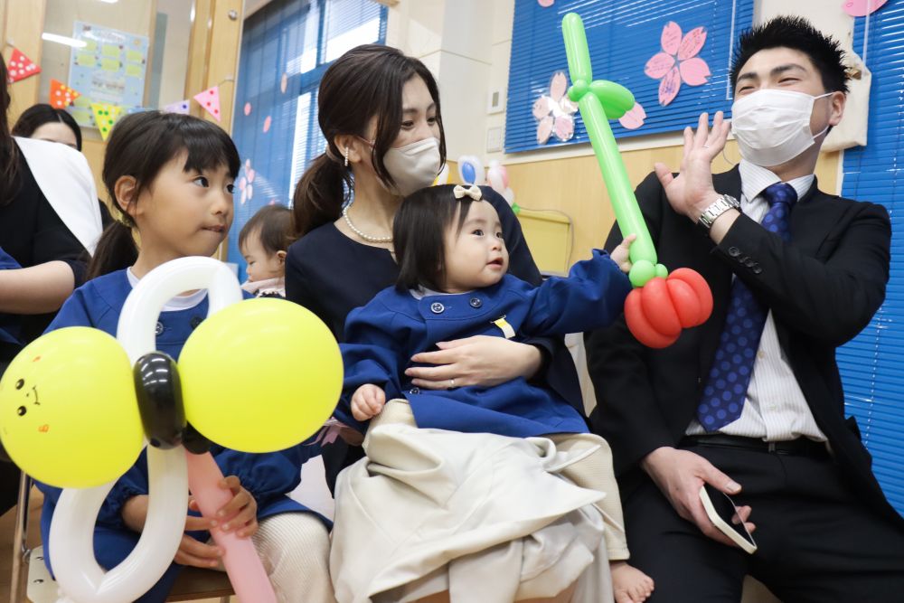 ♪チューリップ  ♪ちょうちょう  ♪ぶんぶんぶん
みんなで歌ったり・・・
