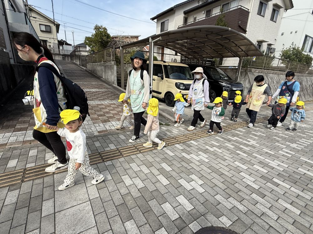 今日はクマ組さんになって
初めて公園に遊びに行きました！

先生や友達と手をつないで歩いて行きましたよ♪
