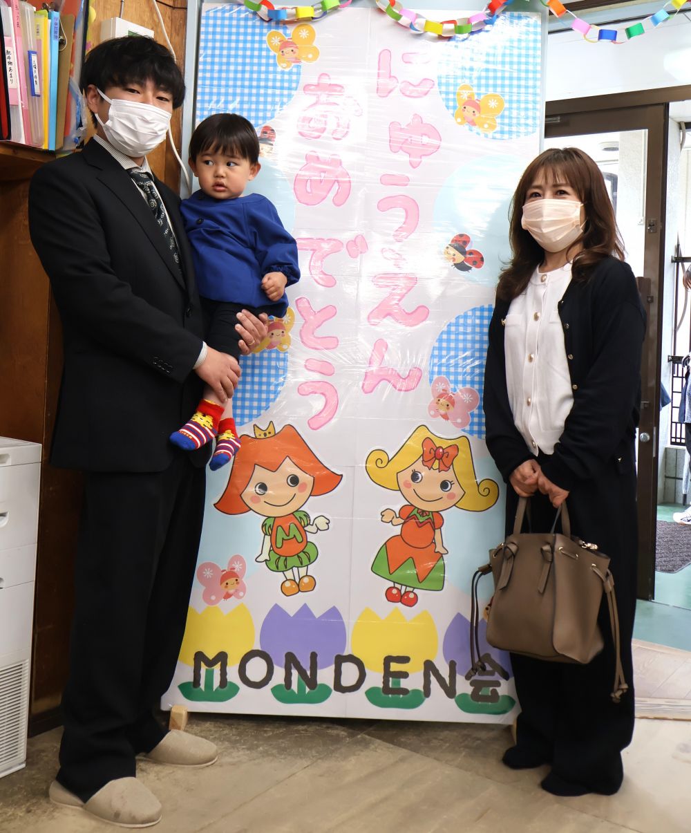 今年はあいにくの雨になりましたが、
心は晴れやかに、本日を迎えられましたことを
嬉しく思います。