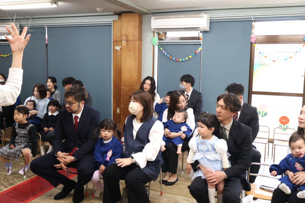 手遊びしたり、お話を聞いたり・・・
知らない場所で不安だった顔も
先生の歌声に、笑顔も見られました。
友達と先生と一緒に好きなことをたくさん見つけて
保育園生活を楽しみましょうね♡