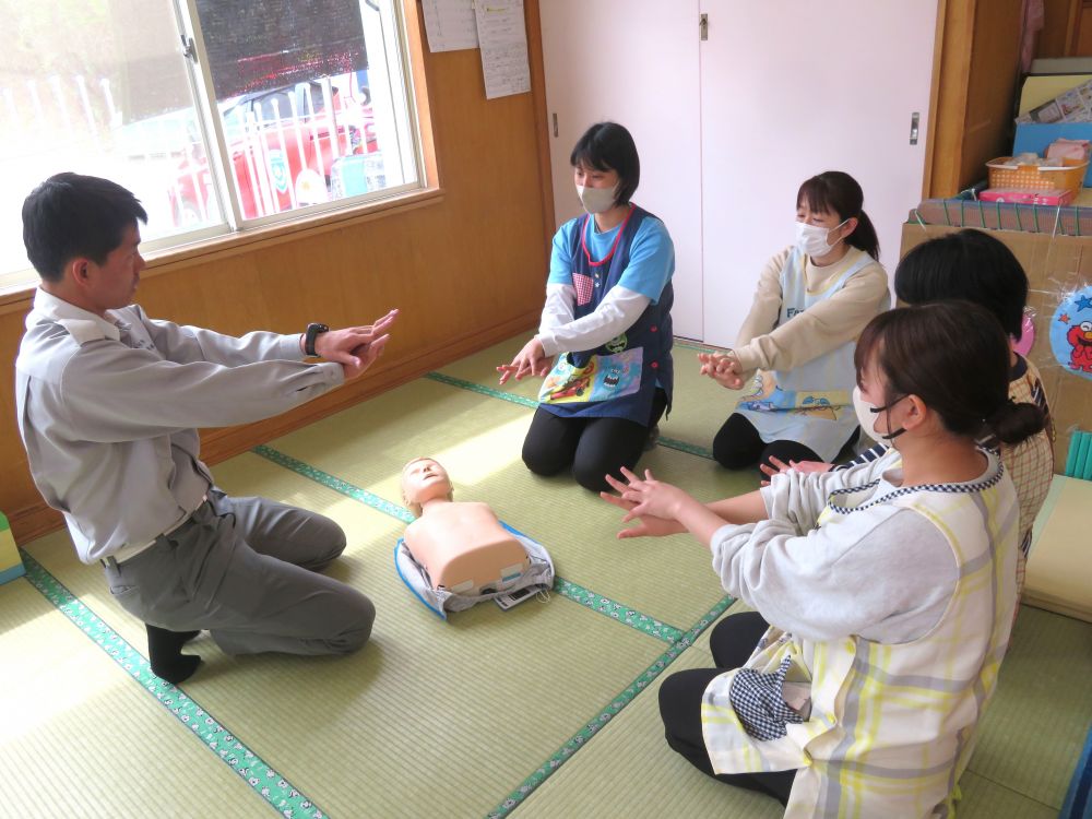 消防署の方に園に来てもらい救命講習を
今年も行いました。

先生たちは真剣に話を聞いて、
実際に起きた時を想定しながら実践に取り組みました。