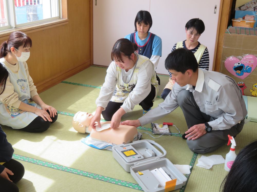 講習を何度も受けている先生たちも
記憶の再確認をしながら訓練を行います。