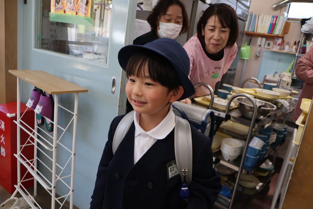 
「１年生になりましたー✨」
給食室にもお披露目♡

卒園してもずっと
子どもたち、保護者の方が
“門田に寄ってみようか！”と
思って頂けるような
ホッと一息つける場所で
あり続けられるといいなと思います

これからも職員一同
子どもたちの成長を応援しています♪

またいつでも遊びに来てね♡
