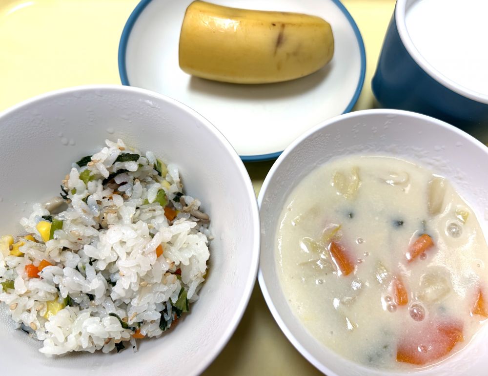 じゃこ入り炒飯

チンゲンサイの豆乳スープ

バナナ

牛乳