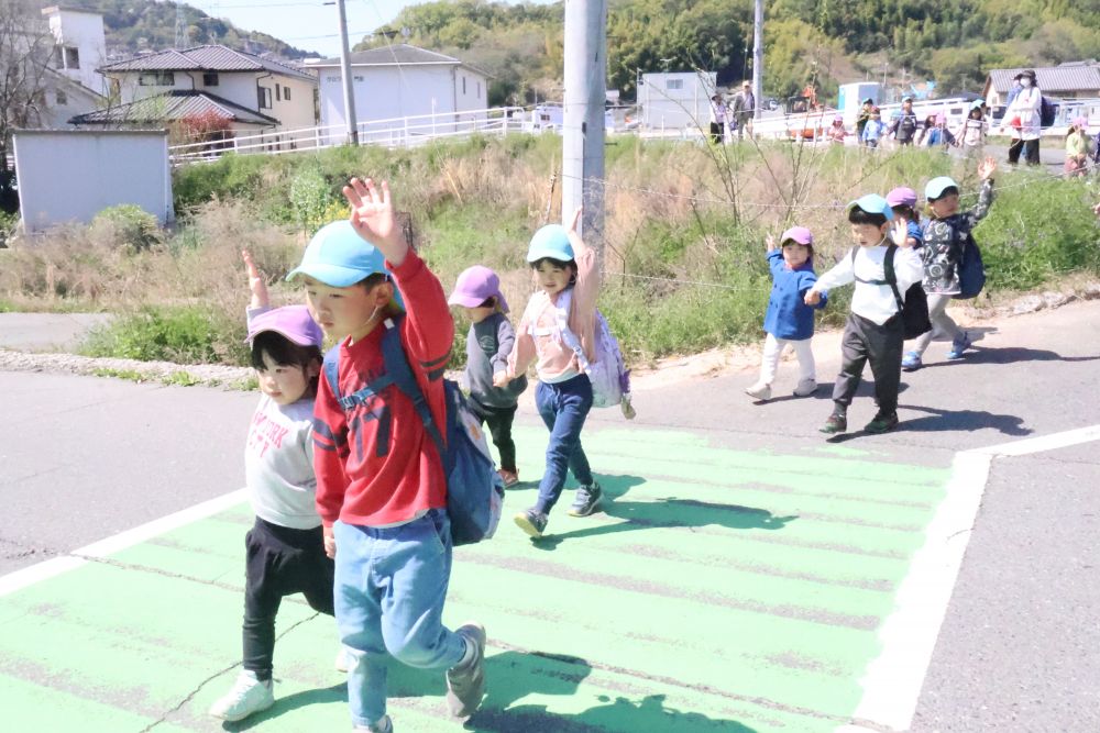 横断歩道では、上手に手を挙げて
渡ることができました⭐

クマ組さんの時とは違う・・・
すっかりお兄ちゃんお姉ちゃんになった様子の
リス組さんでした！

次はどこへ散歩に行こうかな？👣🤍
