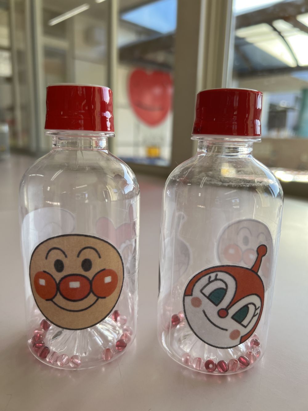 0歳児　ウサギ組
　『手作りマラカス』

みんなが大好きなアンパンマンのガラガラです。
どんな♪音がするのかな～？
一緒に親子で楽しんでみてね。