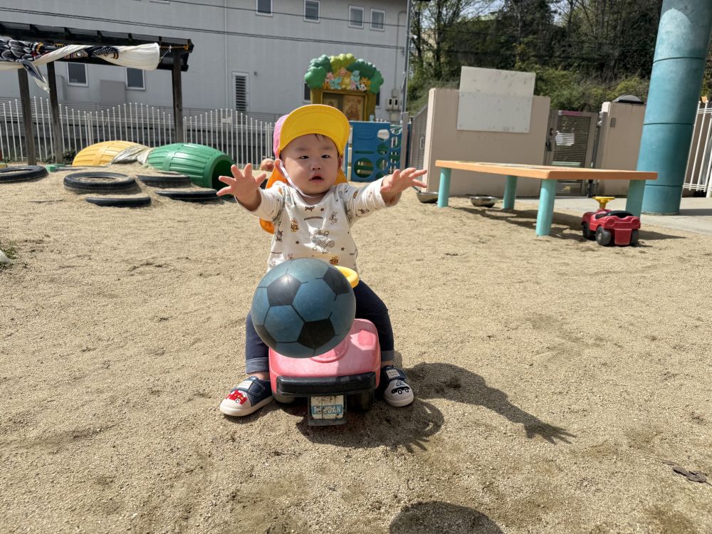 戸外遊びでは車に乗って
大好きなボールで遊びました✨️