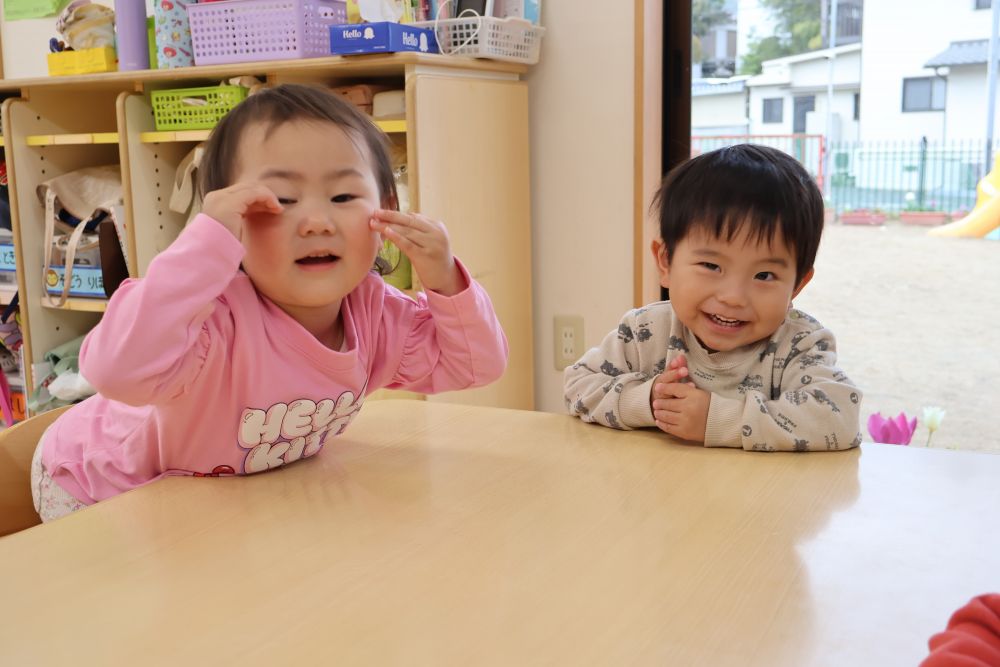 歌が大好きなヒヨコ・クマ組さん

“手をたたきましょう”の歌に合わせて
「泣きましょう　えん えん え－ん😣」
と泣き顔を真似するSちゃん

その姿にクスっとほほえむMくん
