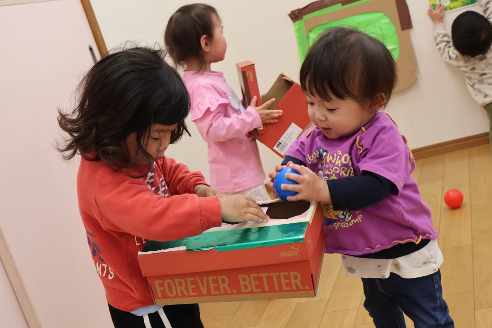 
「青ここに入れてー！　ありがとう♡」

安心できる環境の中で
好きな遊びを見つけ
子どもたちの興味・関心に共感しながら
ゆったりと楽しい毎日を
過ごしていきたいと思います！



