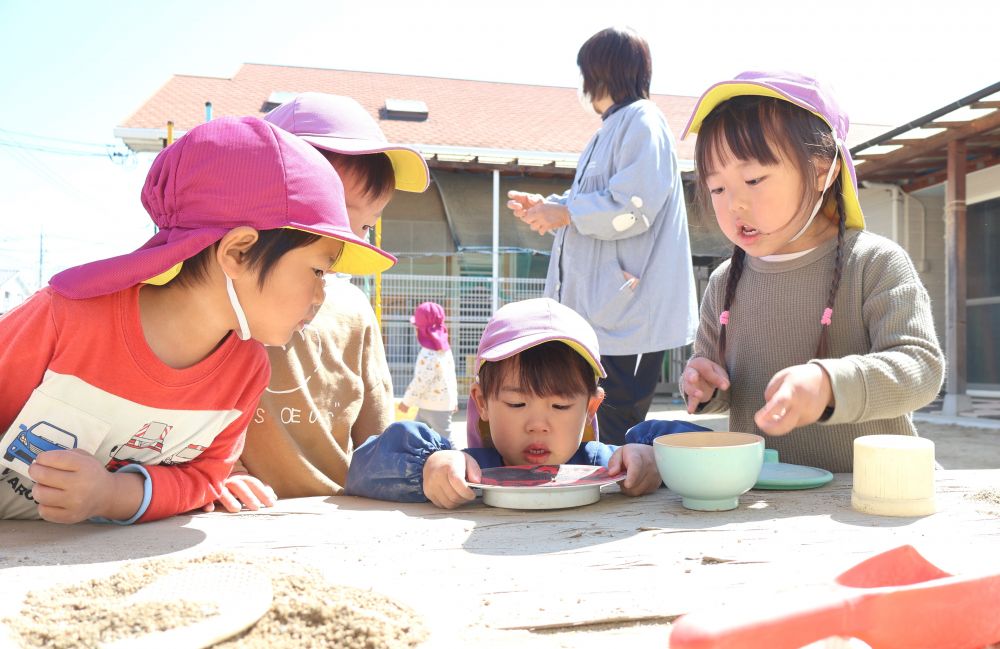 　「ダンゴムシ歩いてるでしょ～」
　「そこにおったら滑りそうよ！」
見つけたダンゴムシを観察しながら
夢中になる♡