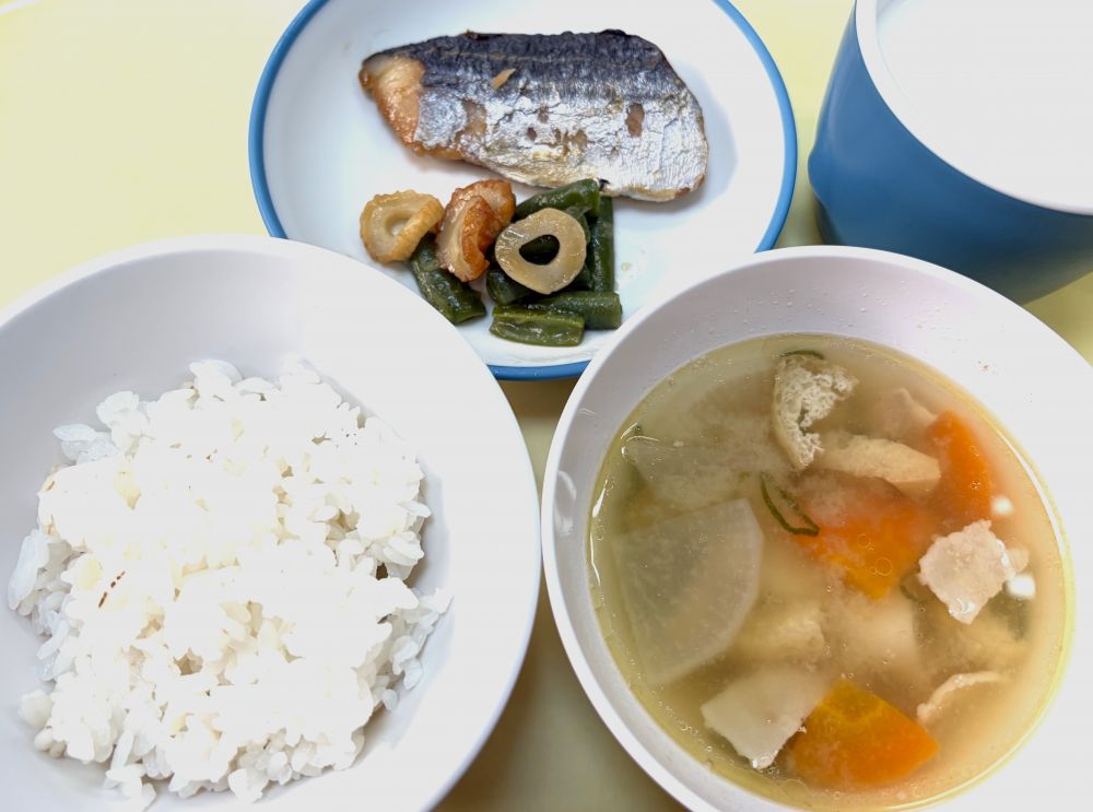 麦ご飯

鰆の照り焼き

いんげんとちくわのオイスター炒め

豚汁

牛乳