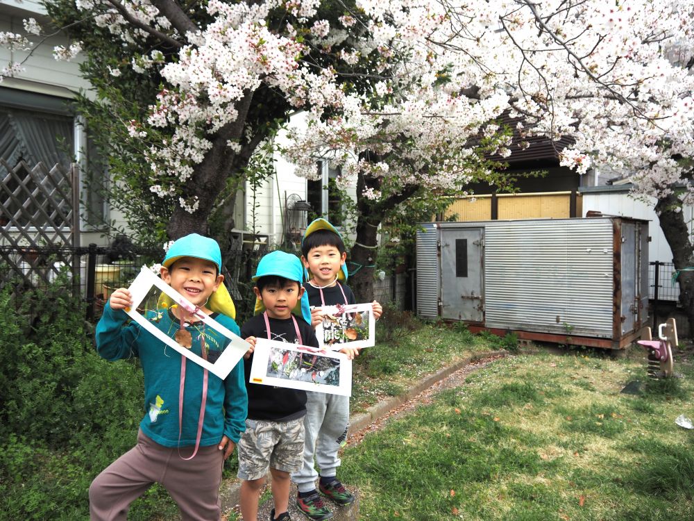 みてー！！♡
じっくり考えながらくっつけたり
おもいきり大きいのをくっつけたり
桜の花びらを一枚ずつくっつけたり
一人一人個性が出ています♪