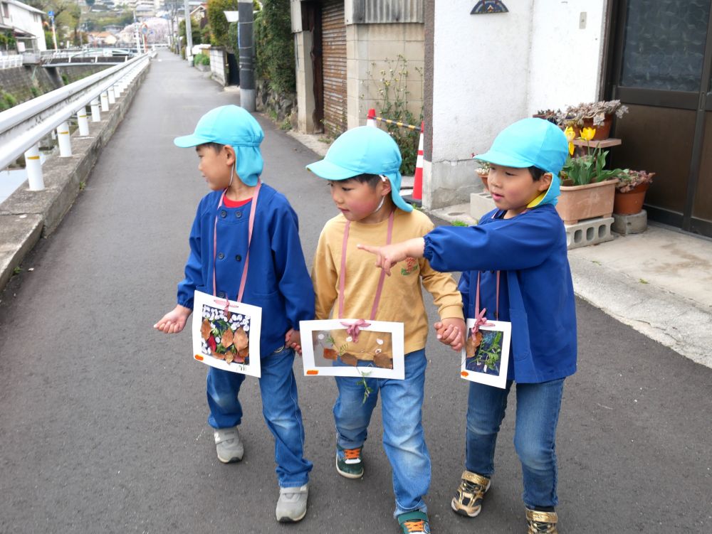 行く時雨が降らないか心配していたみんなも
「あ！！あそこみて」　「何がおるん！！」
「たんぽぽ昨日あったのにね…」
「神社にたんぽぽあるかな？？」
帰り道は楽しい会話が弾む♪
