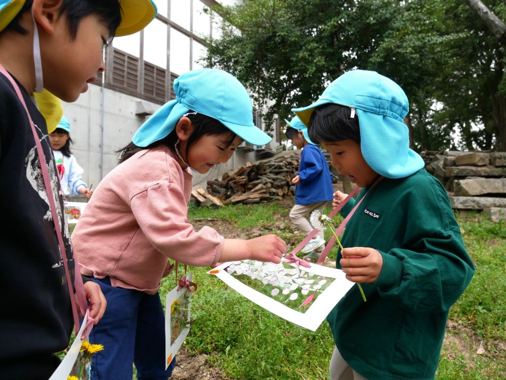 園に戻る前に神社に寄り道…
「たんぽぽあったー♡」　と走り出す
数少ないわたげをみつけたFちゃんは
友達にも春をおすそ分け😊
