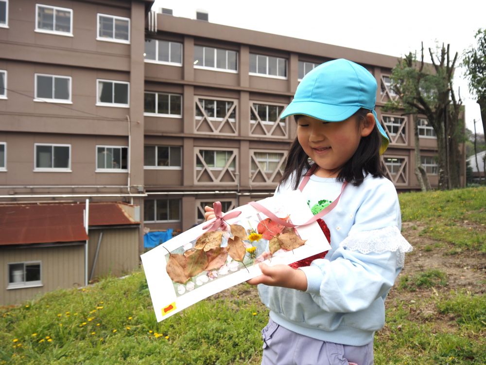 「いっぱいになった♡」
「もうつけれない…」

散歩にたくさんでかけているキリン組さん
虫探し、鬼ごっこ、遊具で遊ぶだけでなく
友達と発見を共有し、一緒に調べたり遊んだり
見つけたものを使って遊ぶ事を楽しんでいます♡